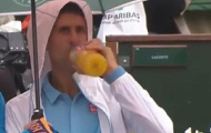 Video Roland Garros: Trốn mưa, Djokovic tranh thủ trò chuyện với cậu bé nhặt bóng