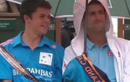 Video: Novak Djokovic làm trò trong lúc trờ mưa tại Roland Garros