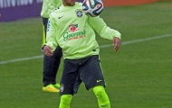Neymar lăng xăng làm xiếc với Brazuca