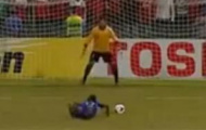 Phải chăng là pha diễn kịch sút penalty hay nhất lịch sử?