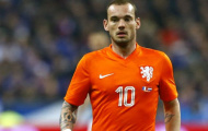 Sneijder chủ động tụt quần đối thủ ngay giữa sân