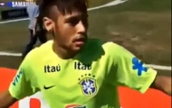 Video: Neymar đứng sau khung thành vẫn sút bóng vào lưới