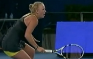 Video: Chấn thương, Wozniacki khóc nức nở trên sân