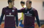 Rooney thân mật với Lallana trong buổi tập cùng đội tuyển Anh
