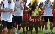 Thổ dân Brazil đại náo sân tập tuyển Đức