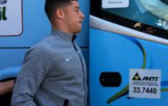 Video: Xe bus tuyển Anh 'chợt nhớ' quay lại đón Ross Barkley đi tập luyện