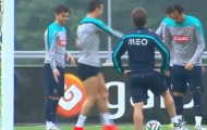 Video: Hàng ''hot'', C. Ronaldo nhảy điệu samba siêu dẻo trên sân tập