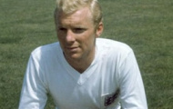 Video: Bobby Moore và pha xoạc bóng để đời tại World Cup 1970