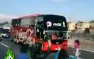 Hãi hùng nữ CĐV chặn xe buýt tuyển Chile trên đường cao tốc