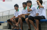 U19 Việt Nam chăm chú xem U21 Nhật Bản thi đấu