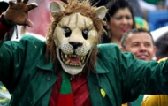 Những màn hóa trang ấn tượng trên khán đài trận Mexico - Cameroon