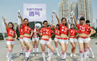 Thiếu nữ rủ nhau cởi nội y vì bạn trai xem World Cup