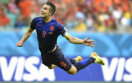 Van Persie: Băng thủ quân và “mồi nhử” của Van Gaal