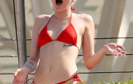 Miley Cyrus tung tẩy bên bể bơi trong bộ bikini đỏ rực