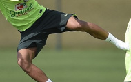 Neymar dùng võ karate tẩn đồng đội trên sân tập