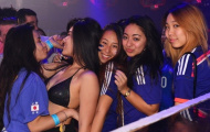 Fan nữ Nhật Bản mở tiệc trong hộp đêm đón World Cup