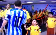 Từ chối bắt tay cậu nhóc, Messi bị “ném đá” tơi bời