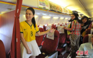 Nữ tiếp viên hàng không gợi cảm trong trang phục Word Cup