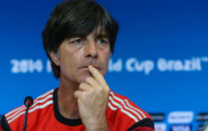 HLV Joachim Loew dùng tay bẩn động viên Ronaldo