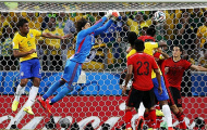 Thủ môn thất nghiệp gây sốt trên đất Brazil