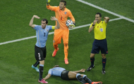 Cầu thủ Uruguay nằm bất tỉnh sau pha va chạm kinh hoàng