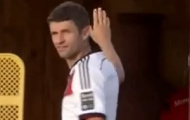 Video: Thomas Muller sút ẩu trúng đầu người vô tội trong buổi tập