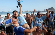 Fan Argentina vỡ òa sau bàn thắng vàng của Messi