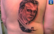 Fan cuồng Hà Lan xăm hình Van Persie và HLV Van Gaal lên lưng