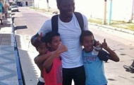 Video : Nghĩa cử hết sức cao đẹp của Sulley Muntari