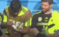 Diego Costa 'waxing' cho Xabi Alonso trên băng ghế dự bị