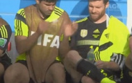 Video: Diego Costa đùa giỡn với Xabi Alonso trên ghế dự bị