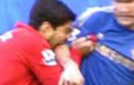 Video: Tình huống Luis Suarez cắn Branislav Ivanovic