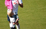 Van Persie vui đùa với con gái trên sân bóng