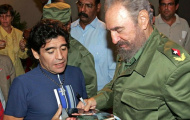 Cựu lãnh đạo Cuba Fidel Castro hâm mộ Messi và Maradona