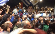 Luis Suarez vẫn được CĐV Uruguay chào đón như người hùng