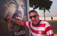 Fan hâm mộ sướng phát điên vì được Suarez…cắn