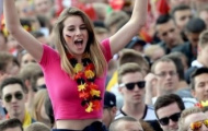 Nữ cổ động viên Đức ngất ngây vì thầy trò Joachim Loew
