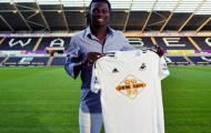 Swansea chính thức sở hữu tiền đạo Gomis từ Lyon