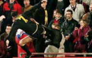 Video: Cú 'bay người' từng khiến Eric Cantona bị treo giò 9 tháng