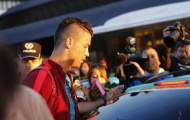 Cristiano Ronaldo gọi taxi về nhà sau khi về tới quê hương