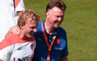 “Hà Lan hóa” M.U, Van Gaal gây sốc với Dirk Kuyt