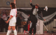 Huntelaar tái hiện cú kung-fu của Van Gaal