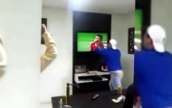Ghét Sanchez, fan cuồng Brazil đấm bể tivi