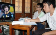 Sĩ tử quay cuồng mùa World Cup, phải lấy... bông bịt tai để tập trung