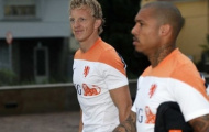 Vì sao M.U phản đối Van Gaal chiêu mộ Kuyt và De Jong?
