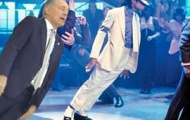 Ảnh chế pha ngã của HLV Argentina được so với Michael Jackson