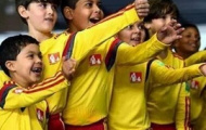 Video: Messi lại ngó lơ fan nhí