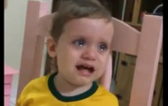 Video: Fan nhí khóc nức nở vì chấn thương của tiền đạo Neymar