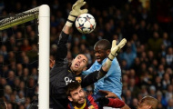 Pogba khích Evra, Van Gaal gây sốc với Valdes
