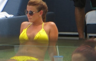 Vợ Rooney diện bikini vàng chóe đi bơi